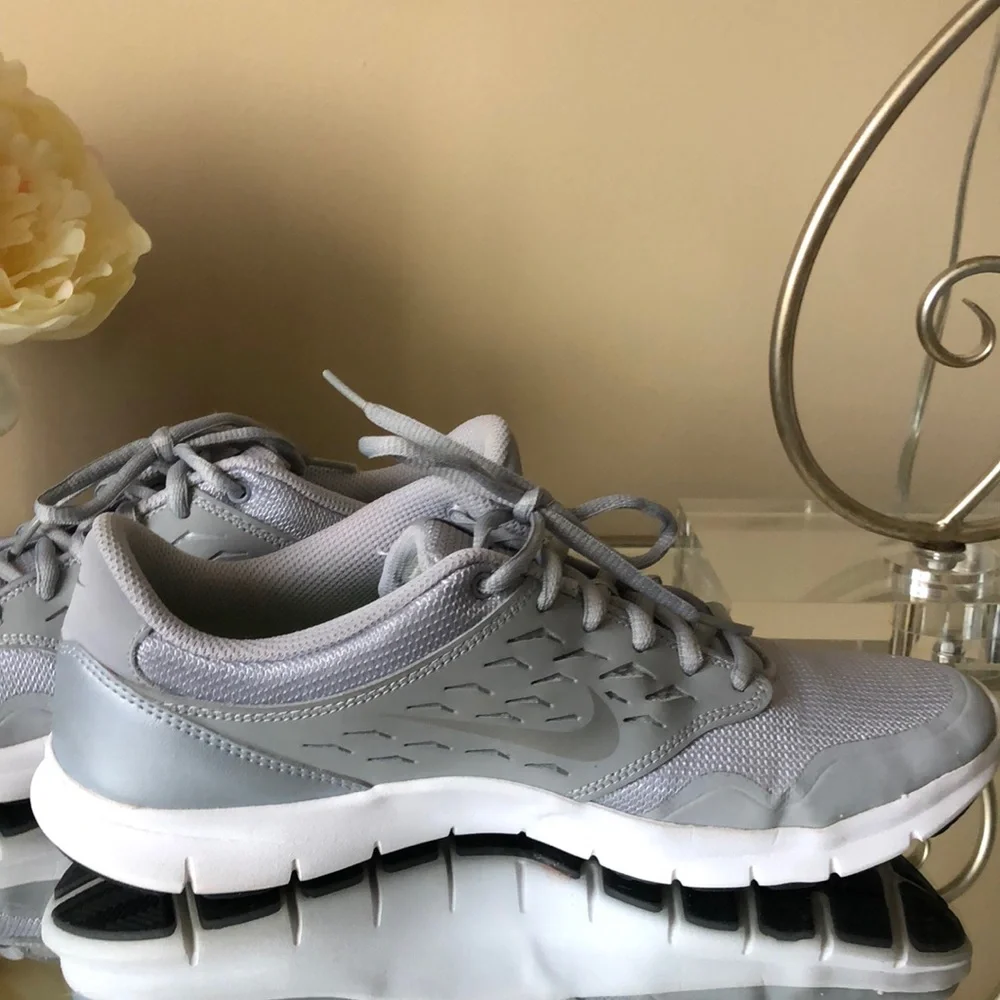 Nike Women's Orive NM Running Shoe Wolf Grey/Volt/Metallic Silver - Picture 3 of 9